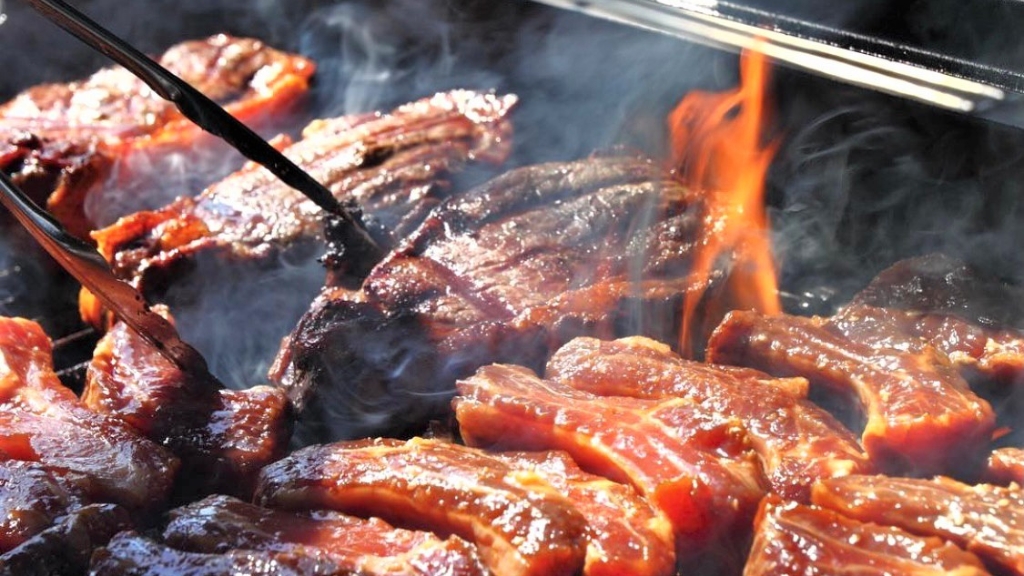 バーベキュー肉を焼く